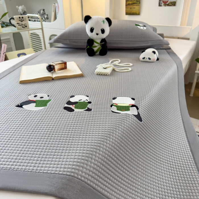 91家纺网 家纺一手货源 找家纺 眠多宝 2025新款凉豆豆学生宿舍用床席床笠可水洗凉席 床席床笠--床席款（绣花款） 熊猫噗噗-浅灰