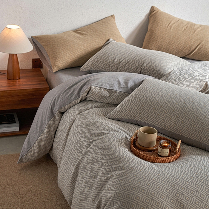 91家纺网 家纺一手货源 找家纺 三朵家纺 2025新款全棉纯棉水洗棉色织提花四件套 眉景-灰