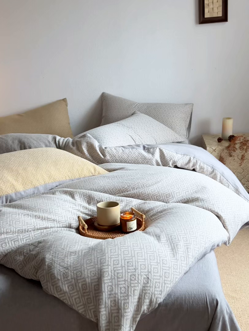 91家纺网 家纺一手货源 找家纺 三朵家纺 2025新款全棉纯棉水洗棉色织提花四件套 眉景-灰