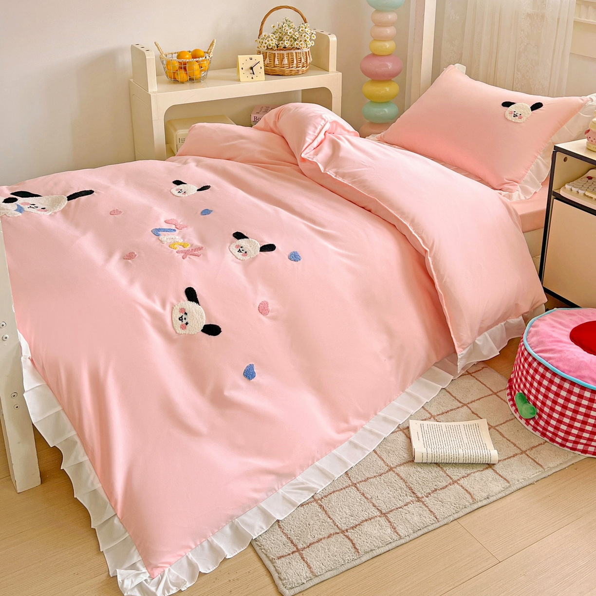 91家纺网 家纺一手货源 找家纺 雨菲家纺 2025新款学生季水洗棉毛巾绣花荷叶花边三件套四件套床单床笠款 开心狗粉