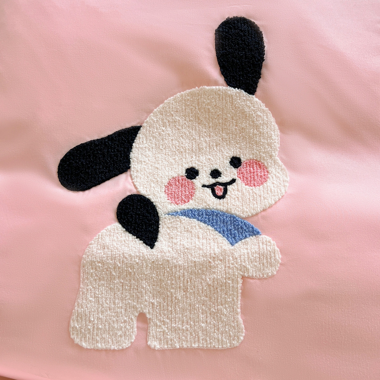 91家纺网 家纺一手货源 找家纺 雨菲家纺 2025新款学生季水洗棉毛巾绣花荷叶花边三件套四件套床单床笠款 开心狗粉