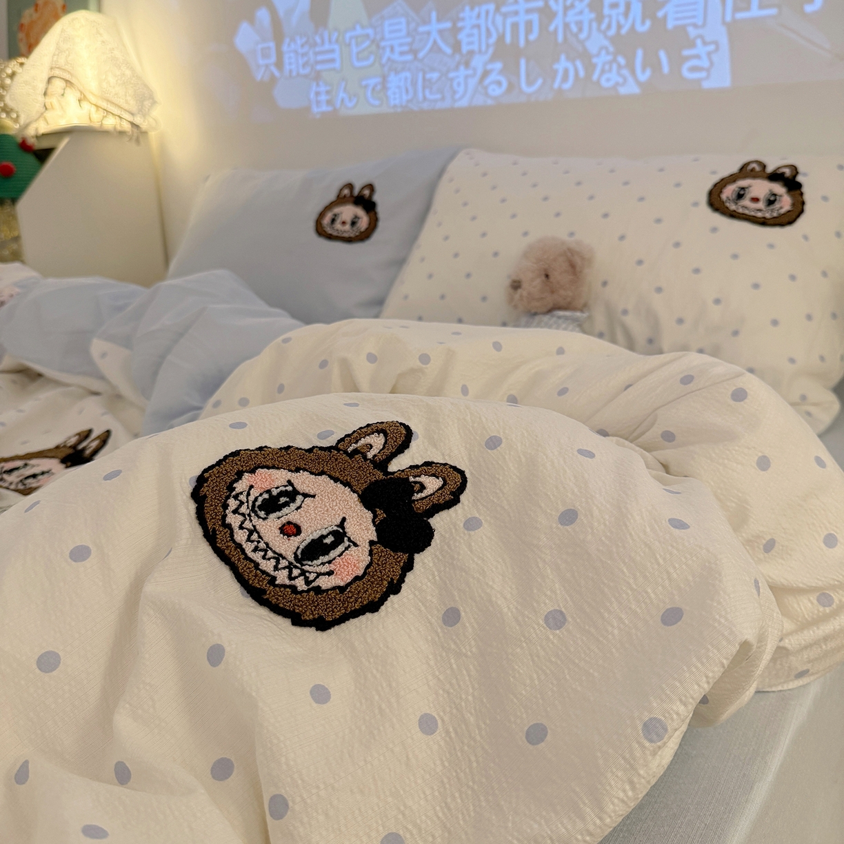 91家纺网 家纺一手货源 找家纺 罗亿家纺 2025新款云感双层纱卡通毛巾绣四件套（拉布布系列场景一） 蝴蝶结小布-奶蓝