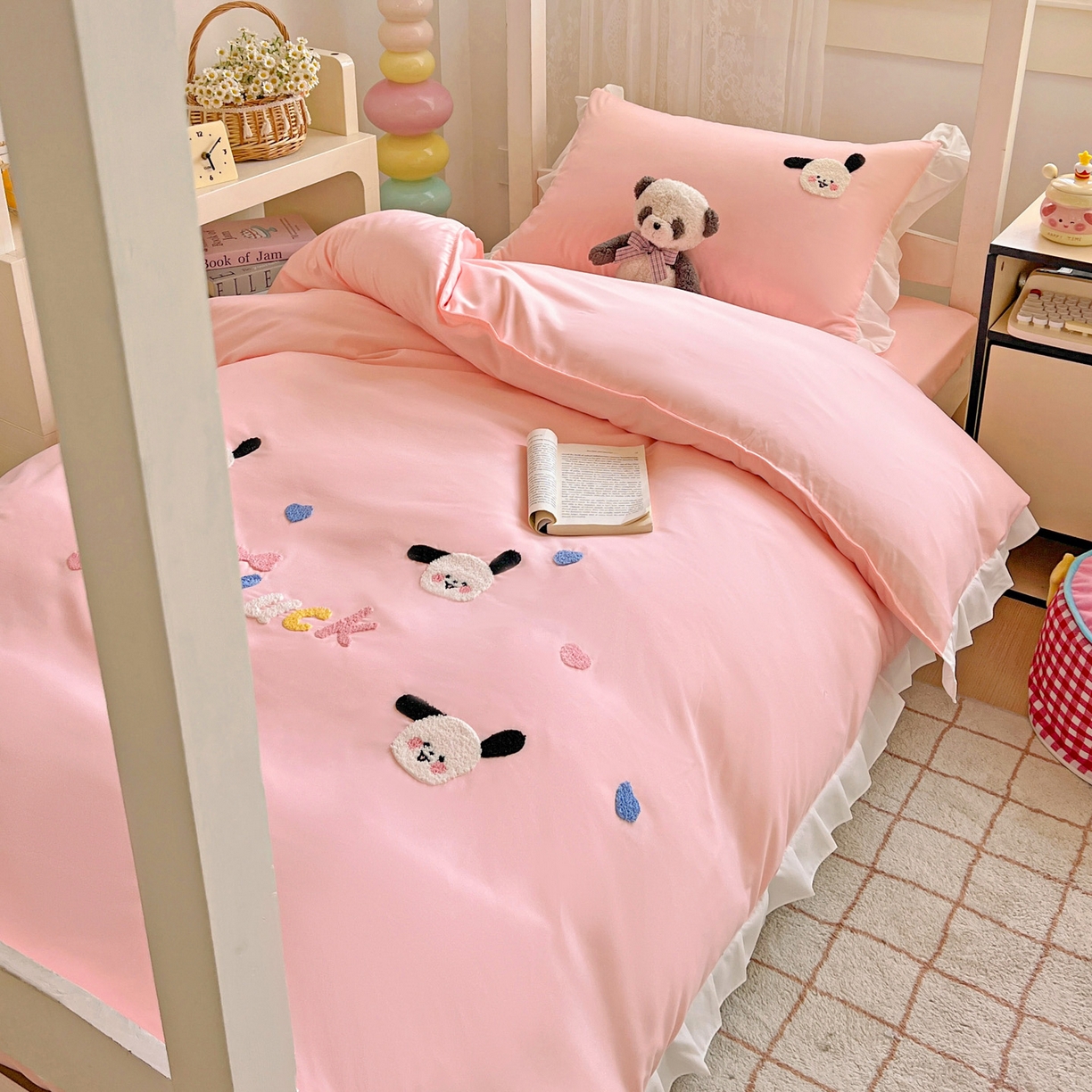 91家纺网 家纺一手货源 找家纺 雨菲家纺 2025新款学生季水洗棉毛巾绣花荷叶花边三件套四件套床单床笠款 开心狗粉