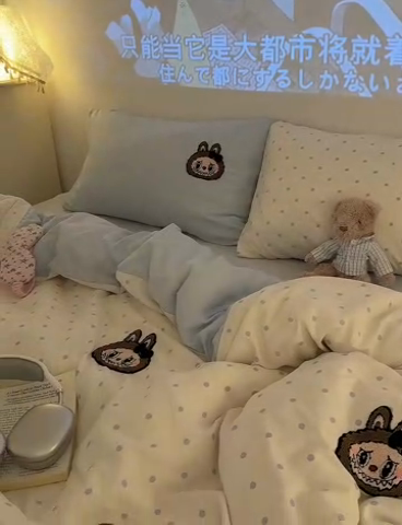 91家纺网 家纺一手货源 找家纺 罗亿家纺 2025新款云感双层纱卡通毛巾绣四件套（拉布布系列场景一） 蝴蝶结小布-奶蓝