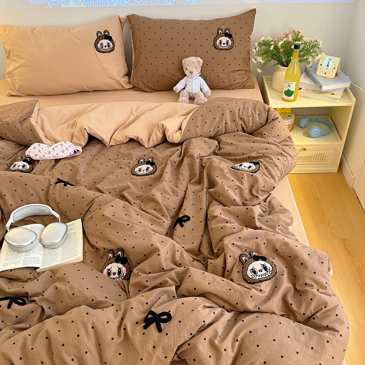 91家纺网 家纺一手货源 找家纺 罗亿家纺 2025新款云感双层纱卡通毛巾绣四件套（拉布布系列场景一） 蝴蝶结小布-咖色