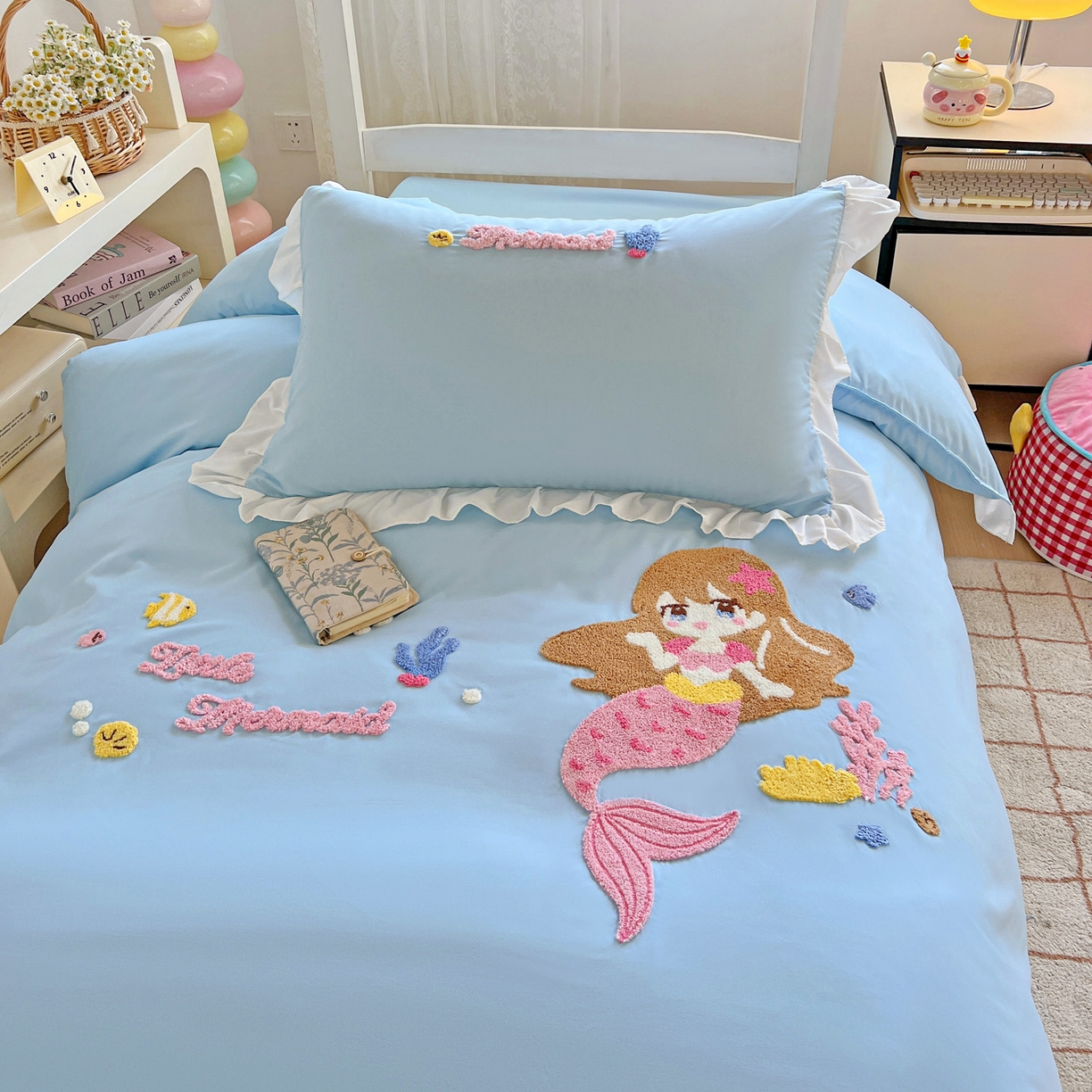 91家纺网 家纺一手货源 找家纺 雨菲家纺 2025新款学生季水洗棉毛巾绣花荷叶花边三件套四件套床单床笠款 美人鱼蓝