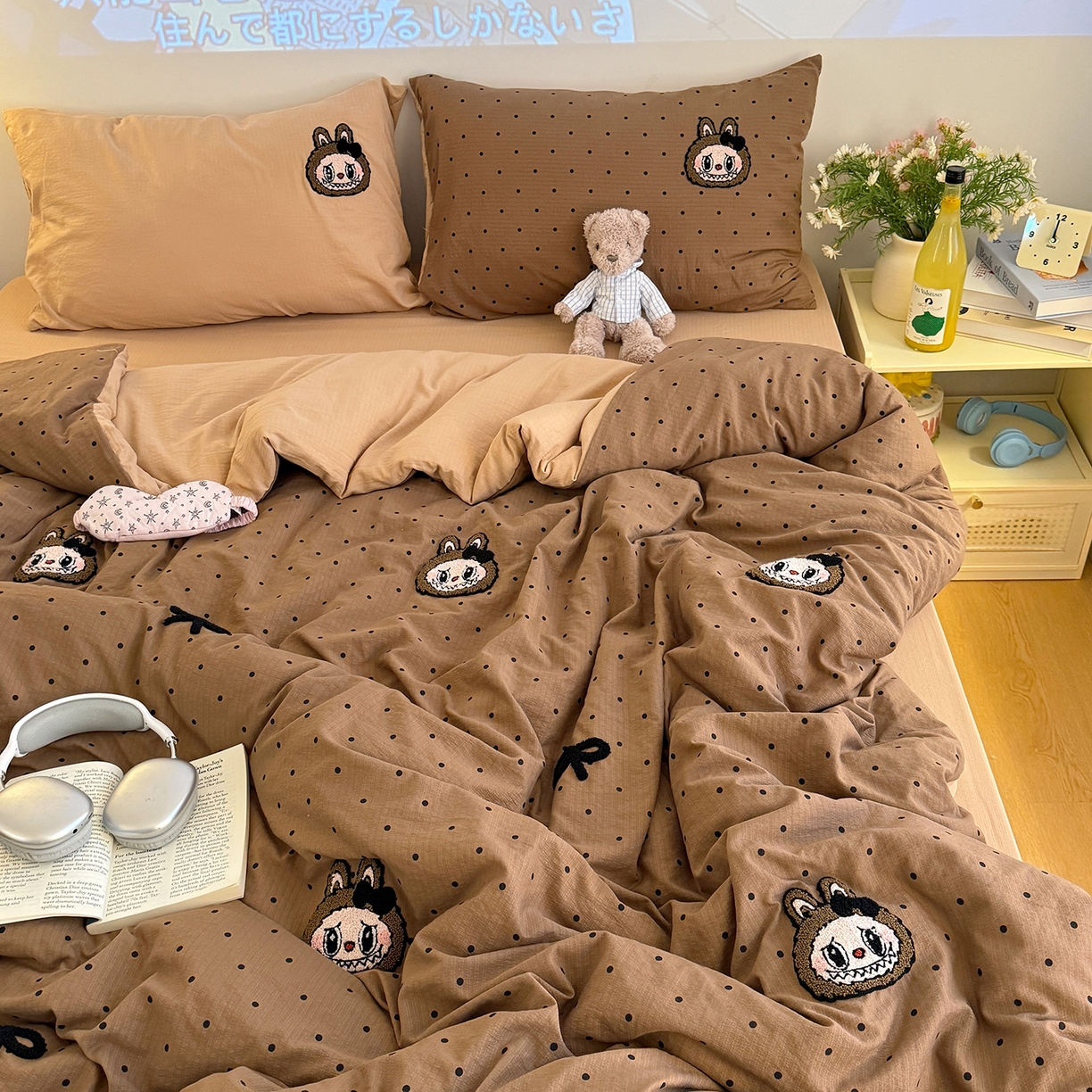 91家纺网 家纺一手货源 找家纺 罗亿家纺 2025新款云感双层纱卡通毛巾绣四件套（拉布布系列场景一） 蝴蝶结小布-咖色