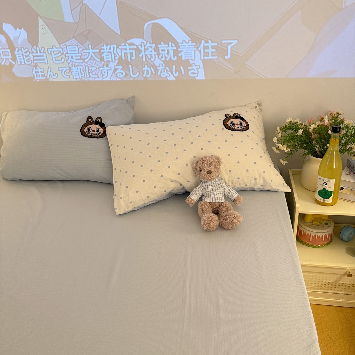 91家纺网 家纺一手货源 找家纺 罗亿家纺 2025新款云感双层纱卡通毛巾绣四件套（拉布布系列场景一） 蝴蝶结小布-奶蓝