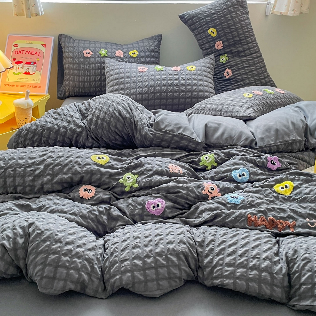 91家纺网 家纺一手货源 找家纺 千希家纺 2025新款高克重超柔泡泡纱毛巾绣泡芙精灵系列四件套 泡芙精灵-绅士灰