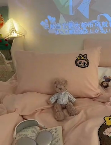 91家纺网 家纺一手货源 找家纺 罗亿家纺 2025新款云感双层纱卡通毛巾绣四件套（拉布布系列场景一） 可爱布布-粉