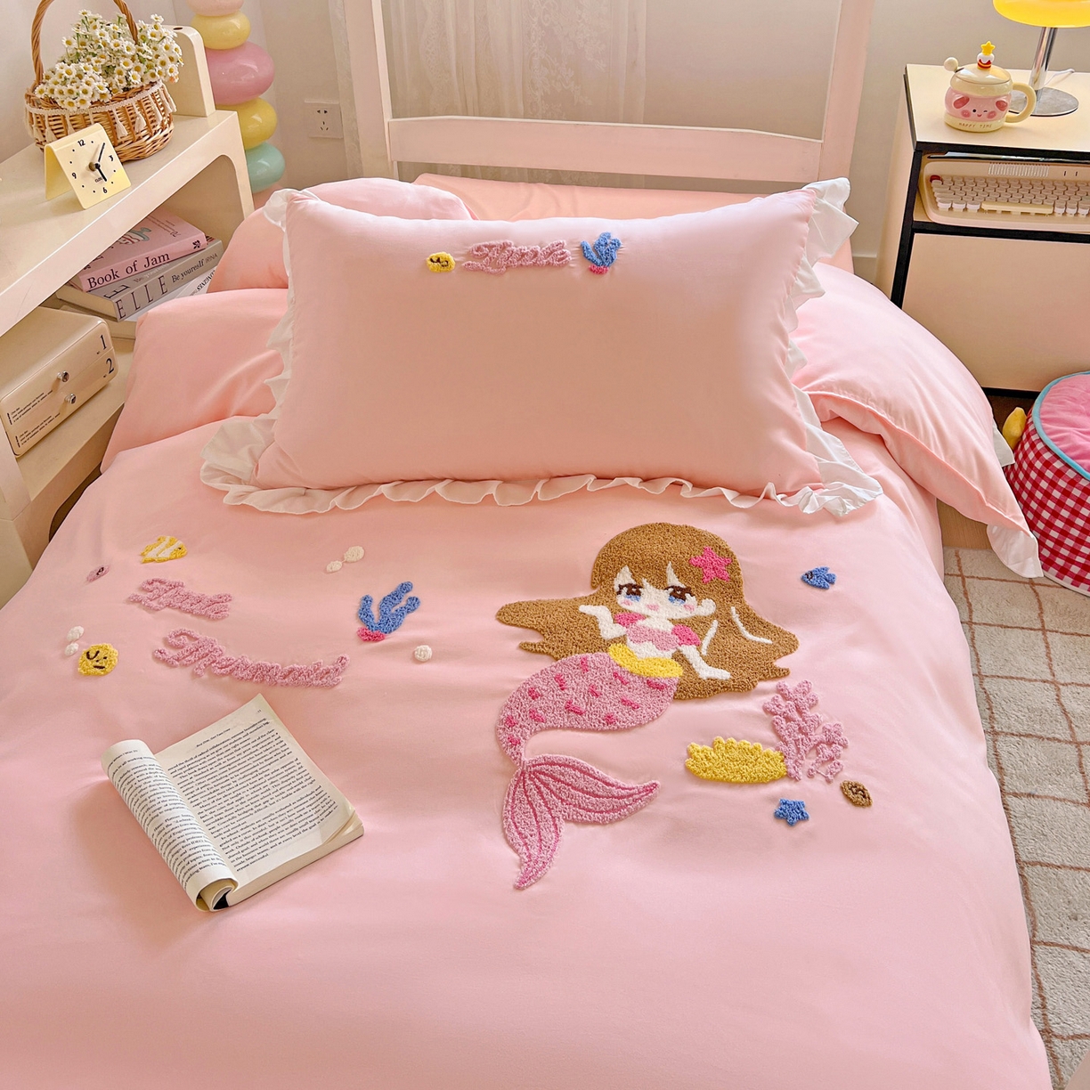 91家纺网 家纺一手货源 找家纺 雨菲家纺 2025新款学生季水洗棉毛巾绣花荷叶花边三件套四件套床单床笠款 美人鱼粉