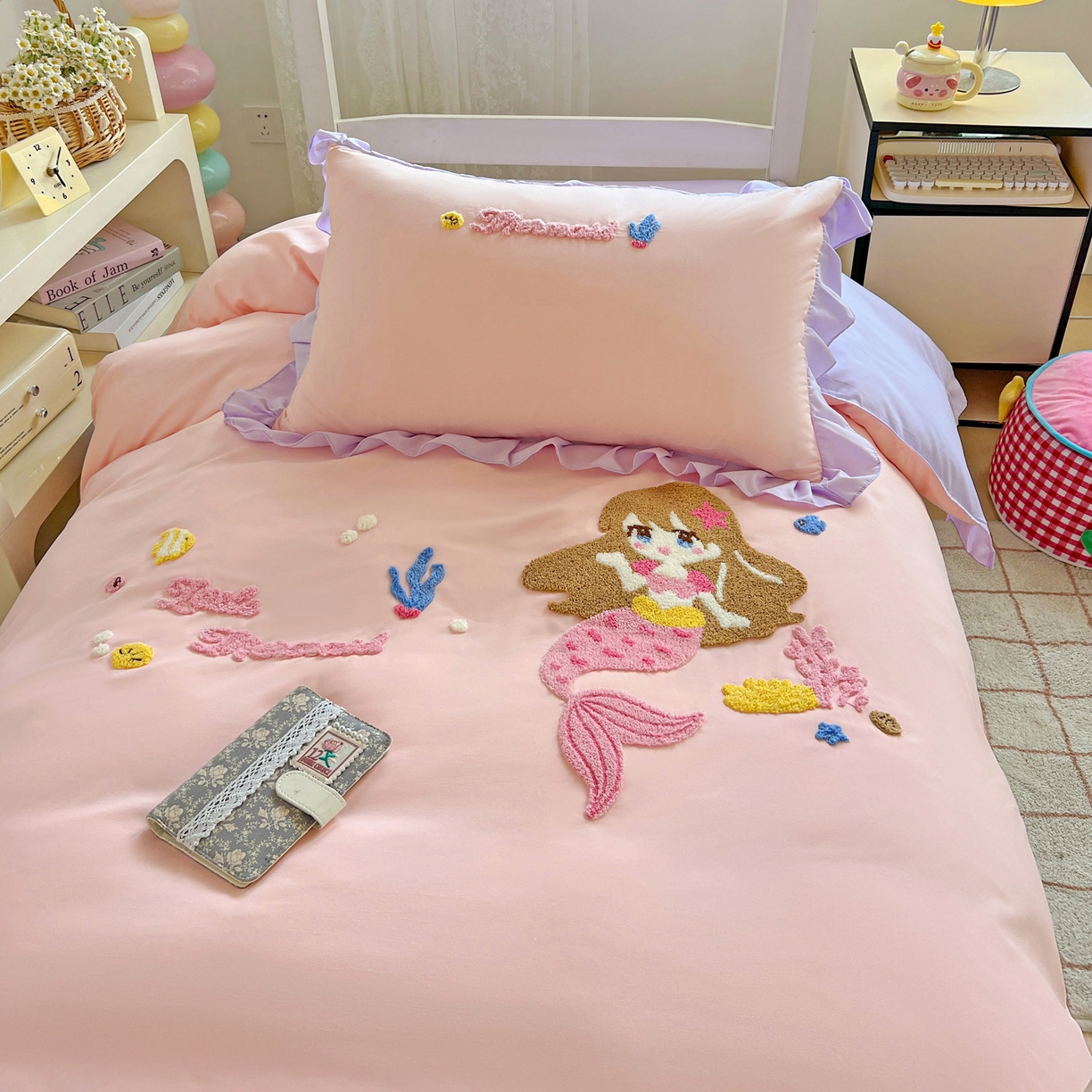 91家纺网 家纺一手货源 找家纺 雨菲家纺 2025新款学生季水洗棉毛巾绣花荷叶花边三件套四件套床单床笠款 美人鱼粉紫