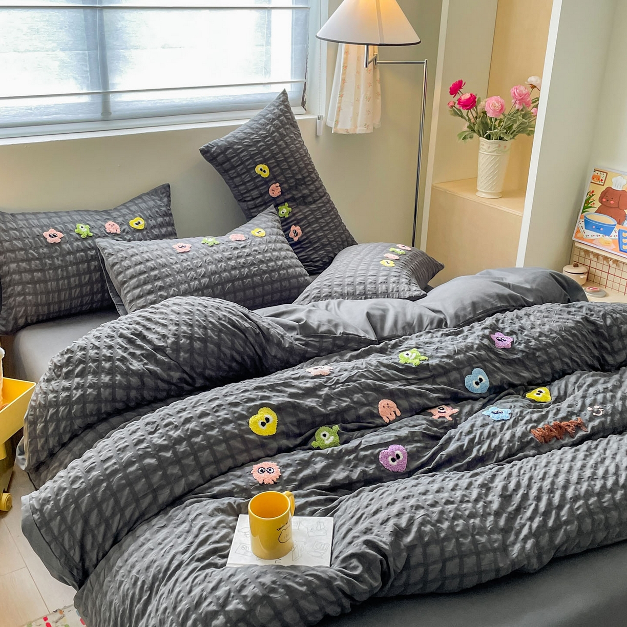 91家纺网 家纺一手货源 找家纺 千希家纺 2025新款高克重超柔泡泡纱毛巾绣泡芙精灵系列四件套 泡芙精灵-绅士灰