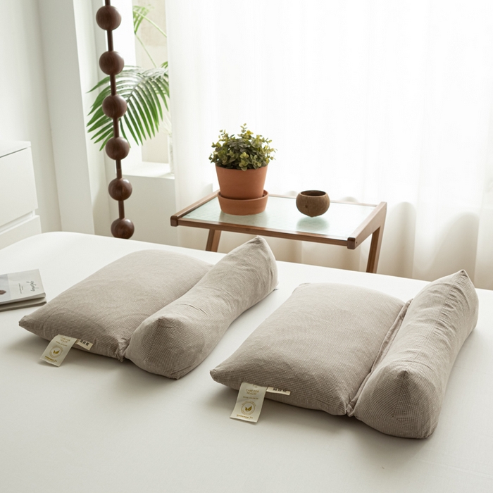 91家纺网 家纺一手货源 找家纺 萌番宝 2025新款A类水洗棉全棉三角方格二合一组合荞麦枕头草本清香荞麦腰枕 灰色三角46*16+方枕46*28