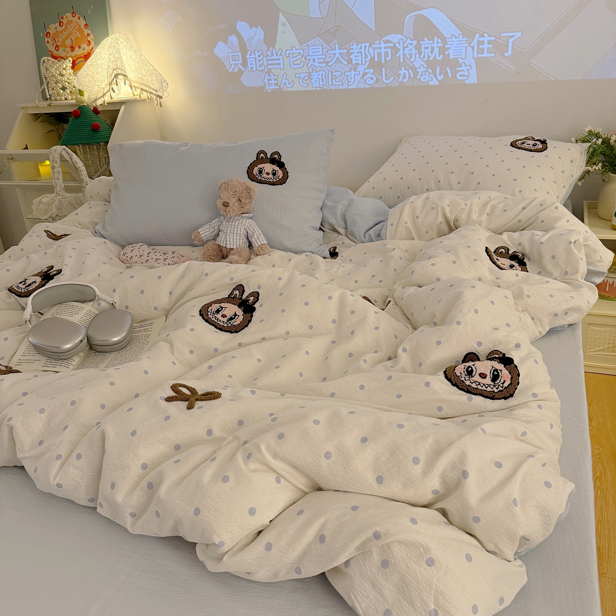 91家纺网 家纺一手货源 找家纺 罗亿家纺 2025新款云感双层纱卡通毛巾绣四件套（拉布布系列场景一） 蝴蝶结小布-奶蓝