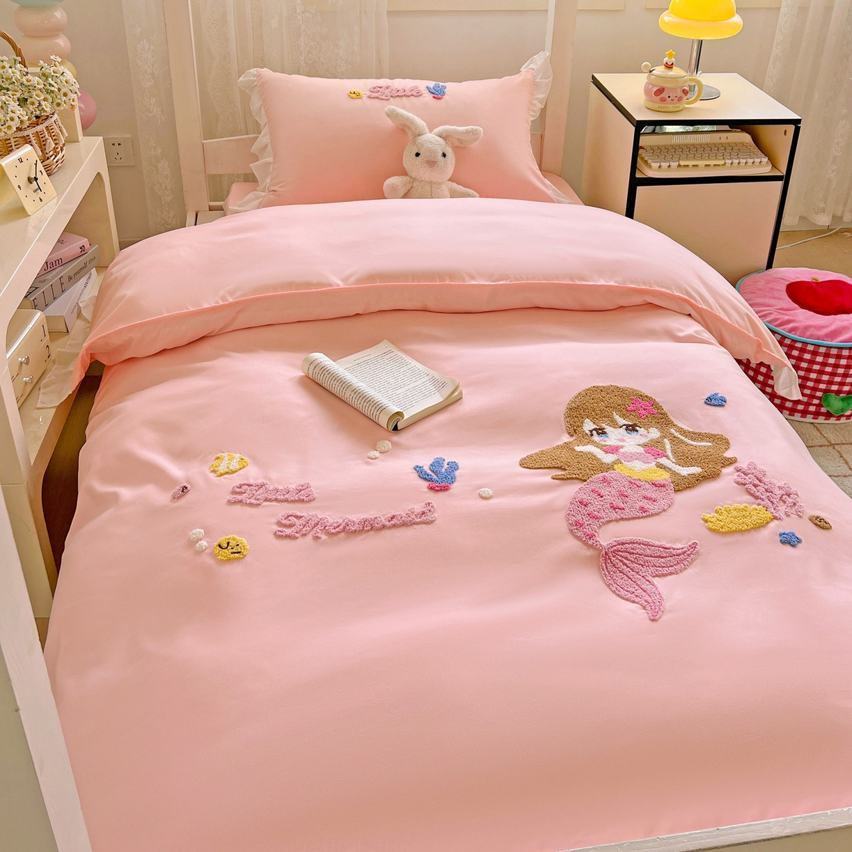 91家纺网 家纺一手货源 找家纺 雨菲家纺 2025新款学生季水洗棉毛巾绣花荷叶花边三件套四件套床单床笠款 美人鱼粉