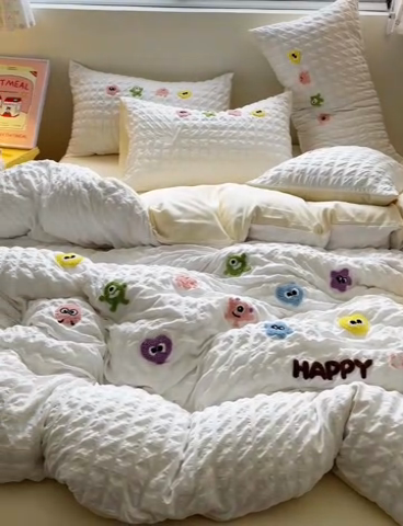 91家纺网 家纺一手货源 找家纺 千希家纺 2025新款高克重超柔泡泡纱毛巾绣泡芙精灵系列四件套 泡芙精灵-月牙白