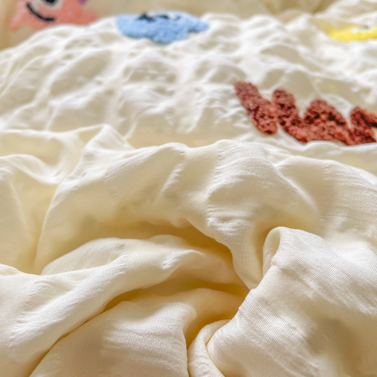 91家纺网 家纺一手货源 找家纺 千希家纺 2025新款高克重超柔泡泡纱毛巾绣泡芙精灵系列四件套 泡芙精灵-奶油黄