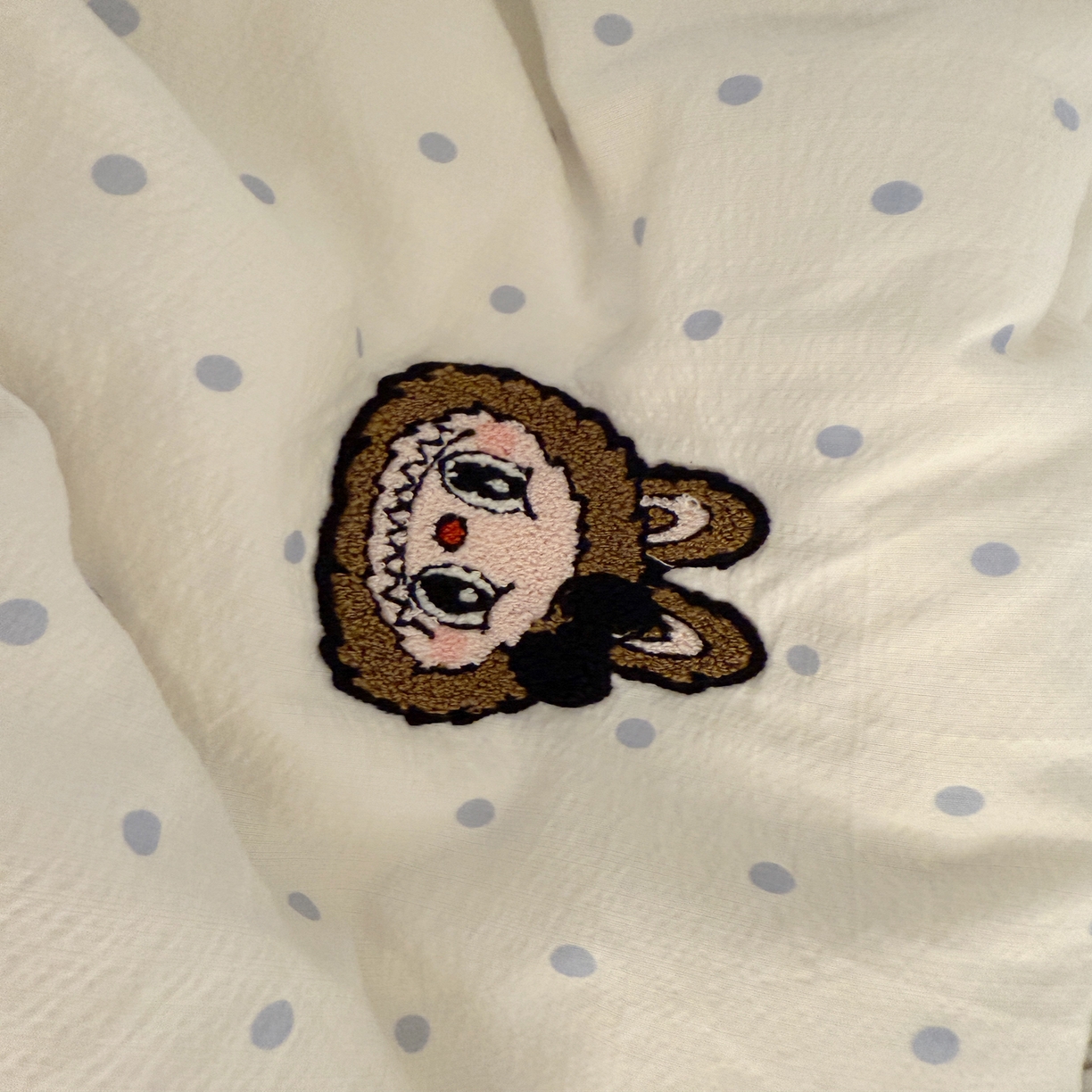 91家纺网 家纺一手货源 找家纺 罗亿家纺 2025新款云感双层纱卡通毛巾绣四件套（拉布布系列场景一） 蝴蝶结小布-奶蓝