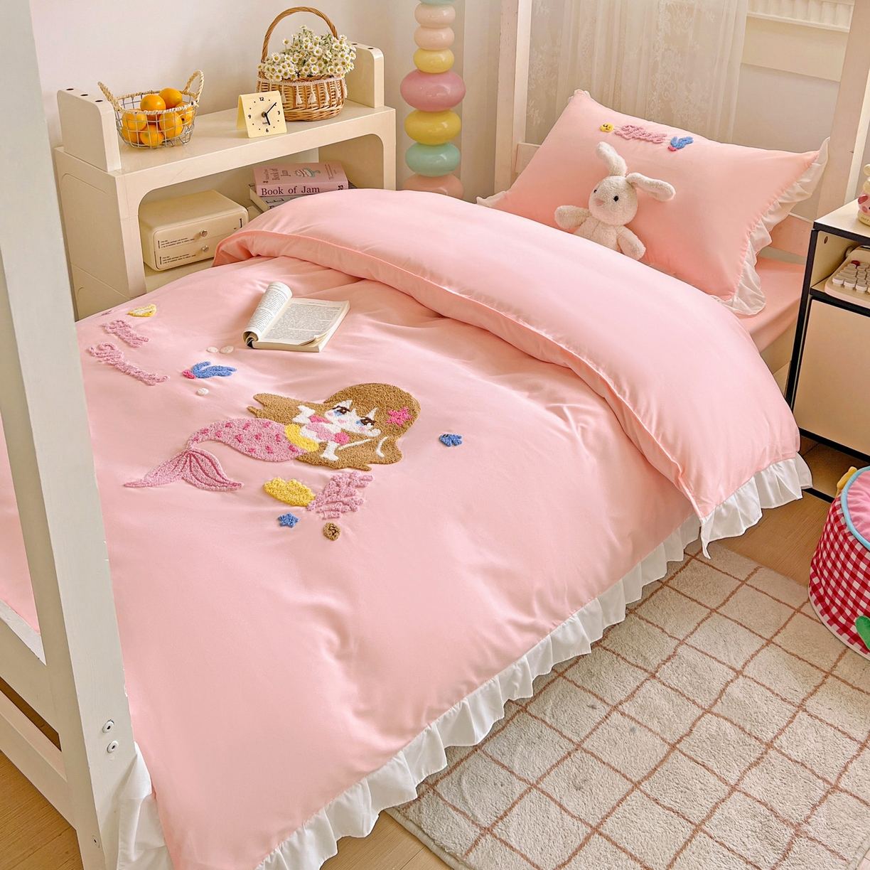 91家纺网 家纺一手货源 找家纺 雨菲家纺 2025新款学生季水洗棉毛巾绣花荷叶花边三件套四件套床单床笠款 美人鱼粉