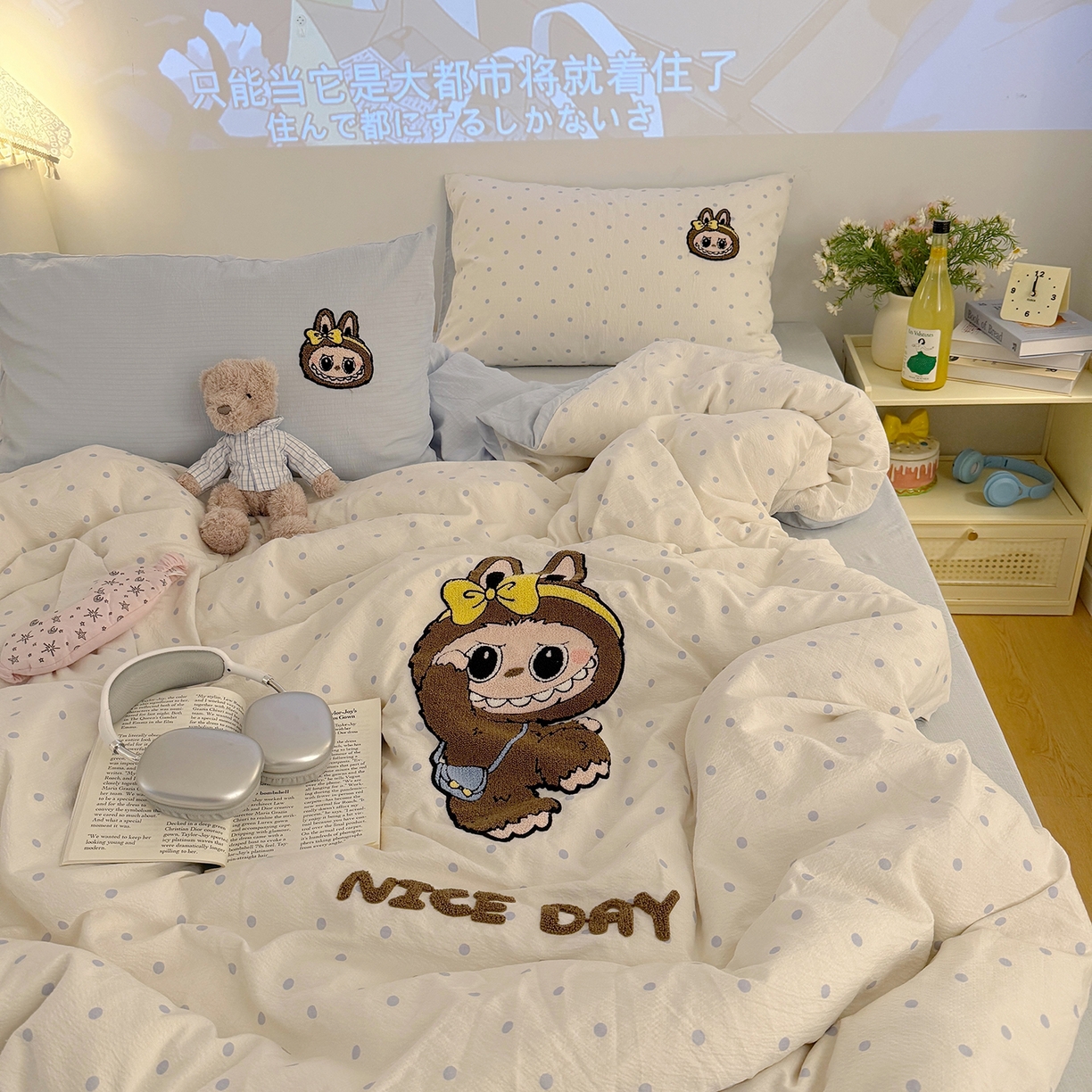 91家纺网 家纺一手货源 找家纺 罗亿家纺 2025新款云感双层纱卡通毛巾绣四件套（拉布布系列场景一） 可爱布布-蓝波点