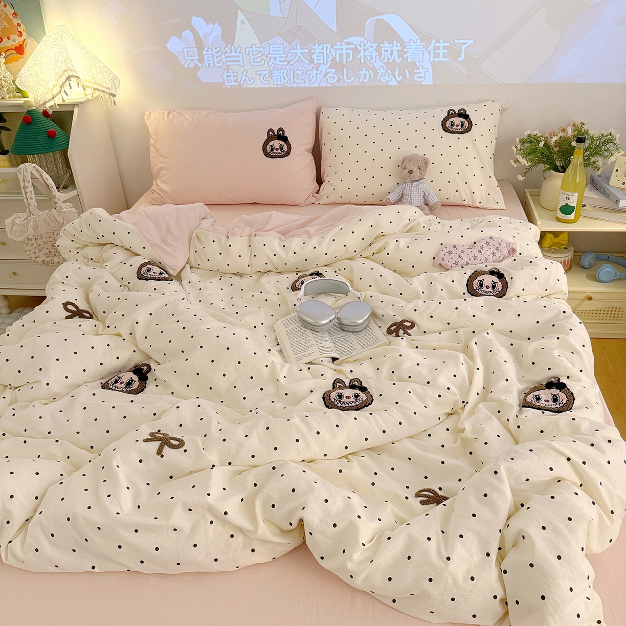 91家纺网 家纺一手货源 找家纺 罗亿家纺 2025新款云感双层纱卡通毛巾绣四件套（拉布布系列场景一） 蝴蝶结小布-粉玉