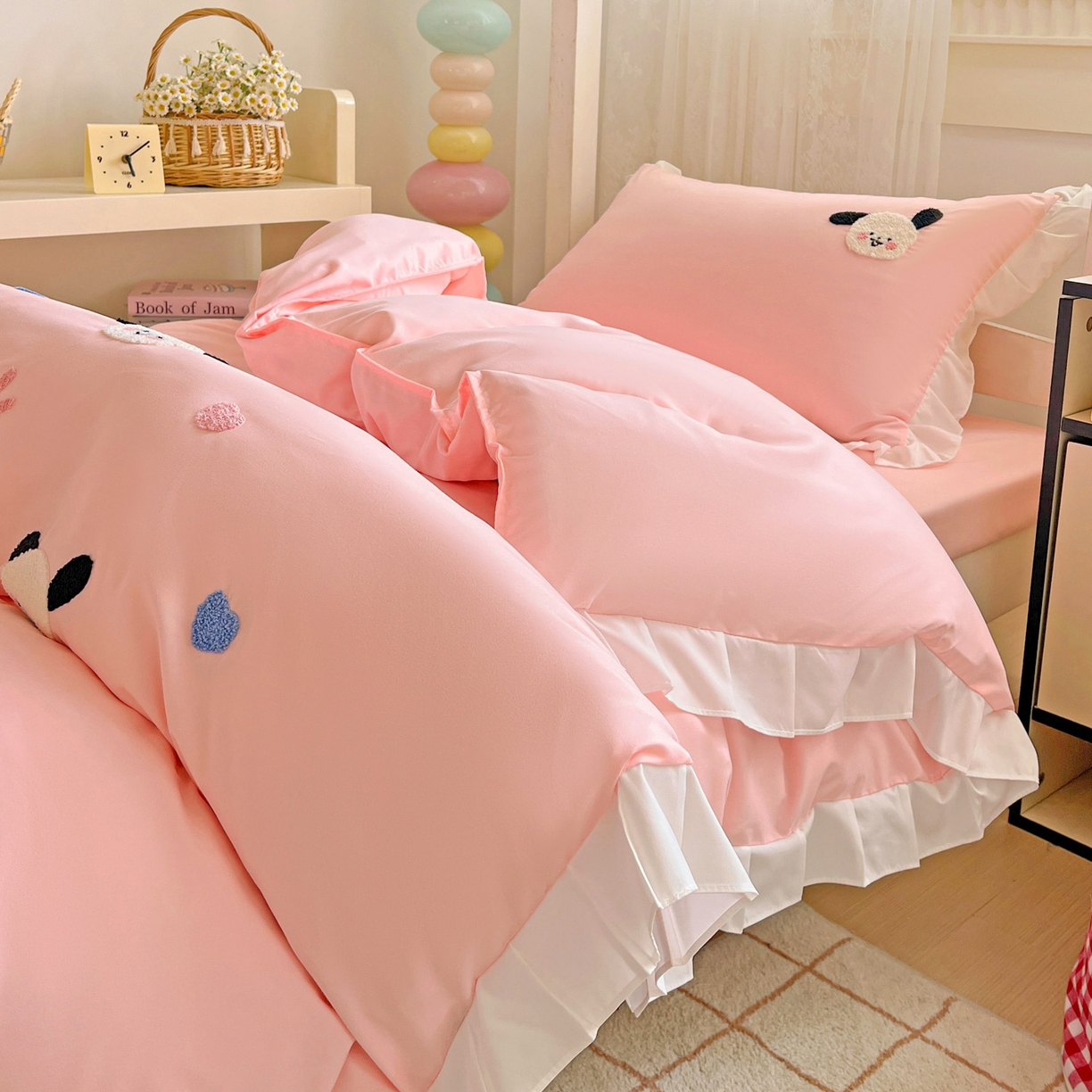 91家纺网 家纺一手货源 找家纺 雨菲家纺 2025新款学生季水洗棉毛巾绣花荷叶花边三件套四件套床单床笠款 开心狗粉