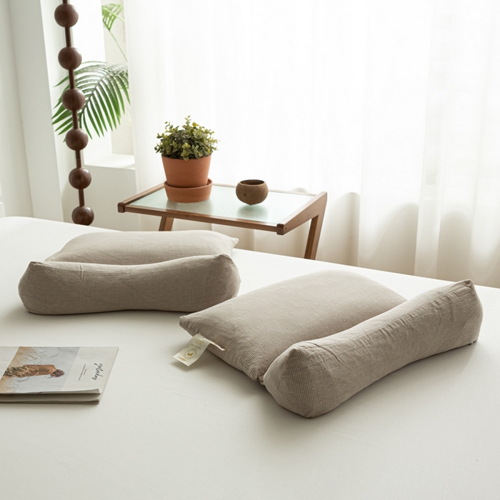 91家纺网 家纺一手货源 找家纺 萌番宝 2025新款A类水洗棉全棉三角方格二合一组合荞麦枕头草本清香荞麦腰枕 灰色三角46*16+方枕46*28