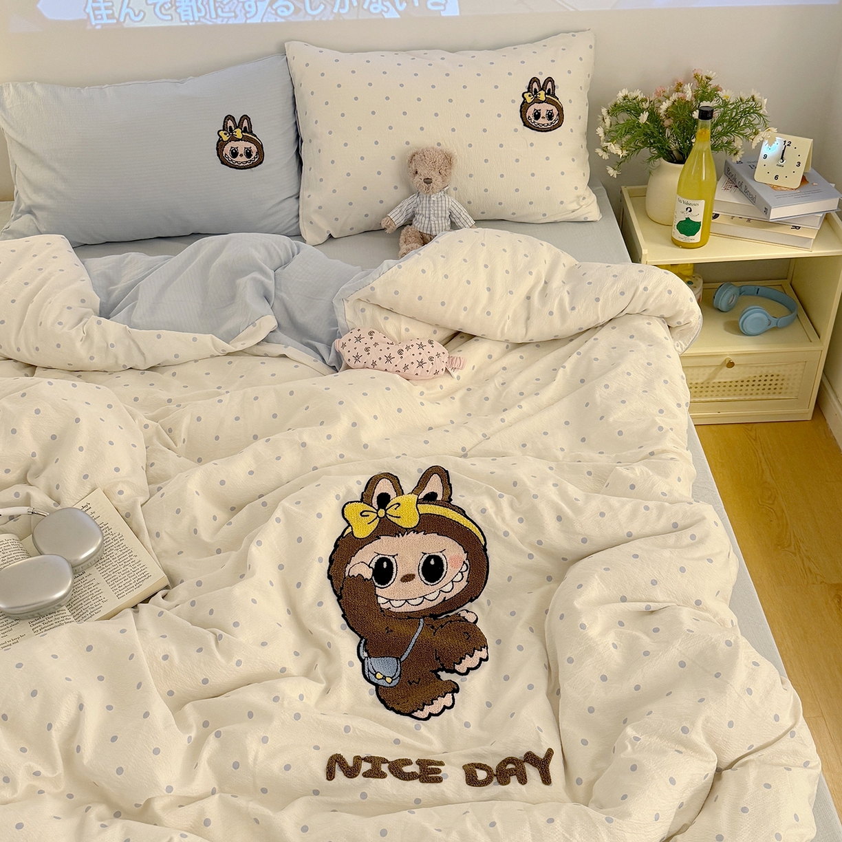 91家纺网 家纺一手货源 找家纺 罗亿家纺 2025新款云感双层纱卡通毛巾绣四件套（拉布布系列场景一） 可爱布布-蓝波点