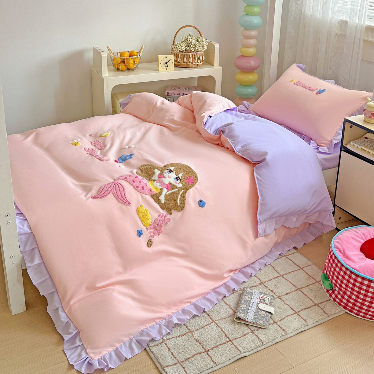 91家纺网 家纺一手货源 找家纺 雨菲家纺 2025新款学生季水洗棉毛巾绣花荷叶花边三件套四件套床单床笠款 美人鱼粉紫