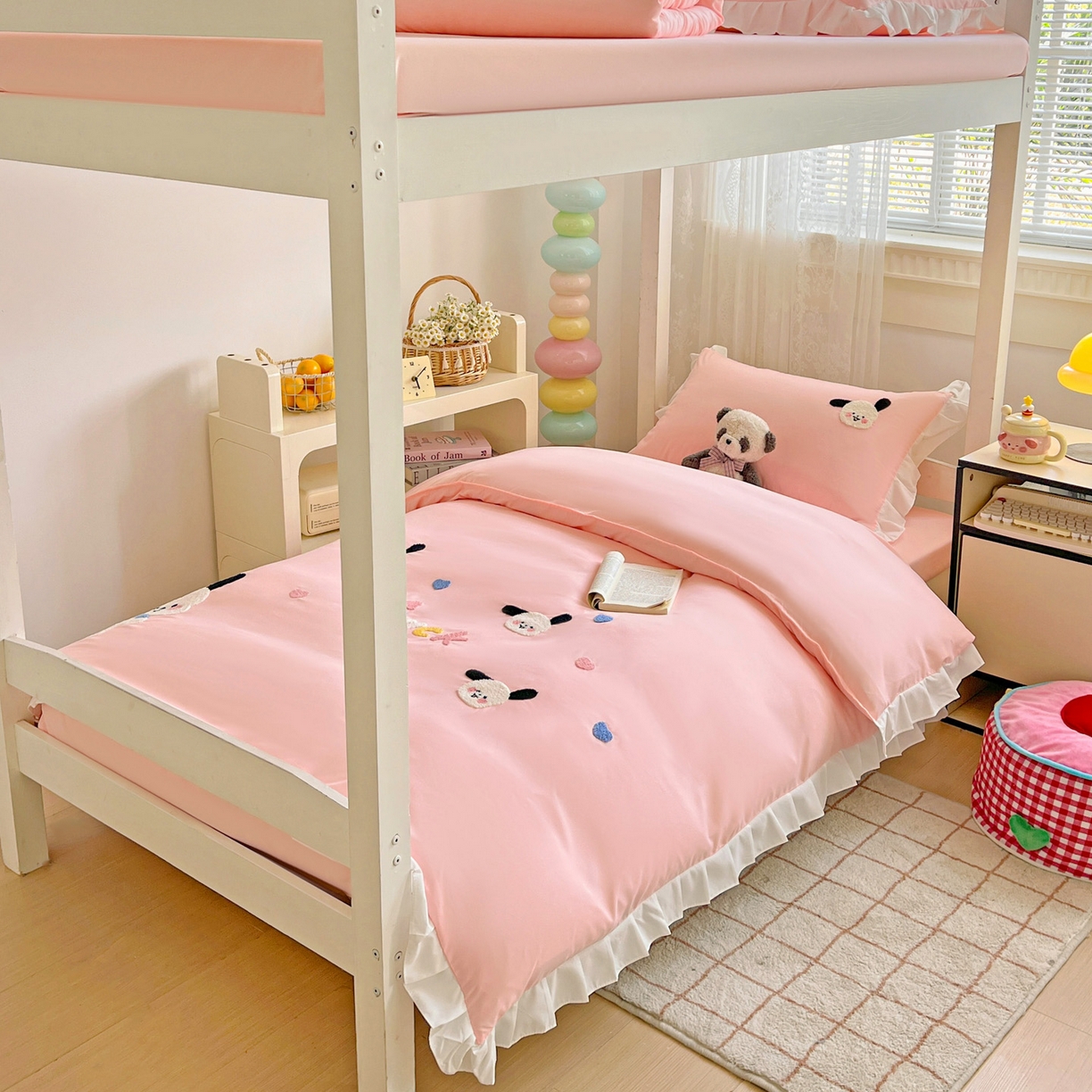 91家纺网 家纺一手货源 找家纺 雨菲家纺 2025新款学生季水洗棉毛巾绣花荷叶花边三件套四件套床单床笠款 开心狗粉