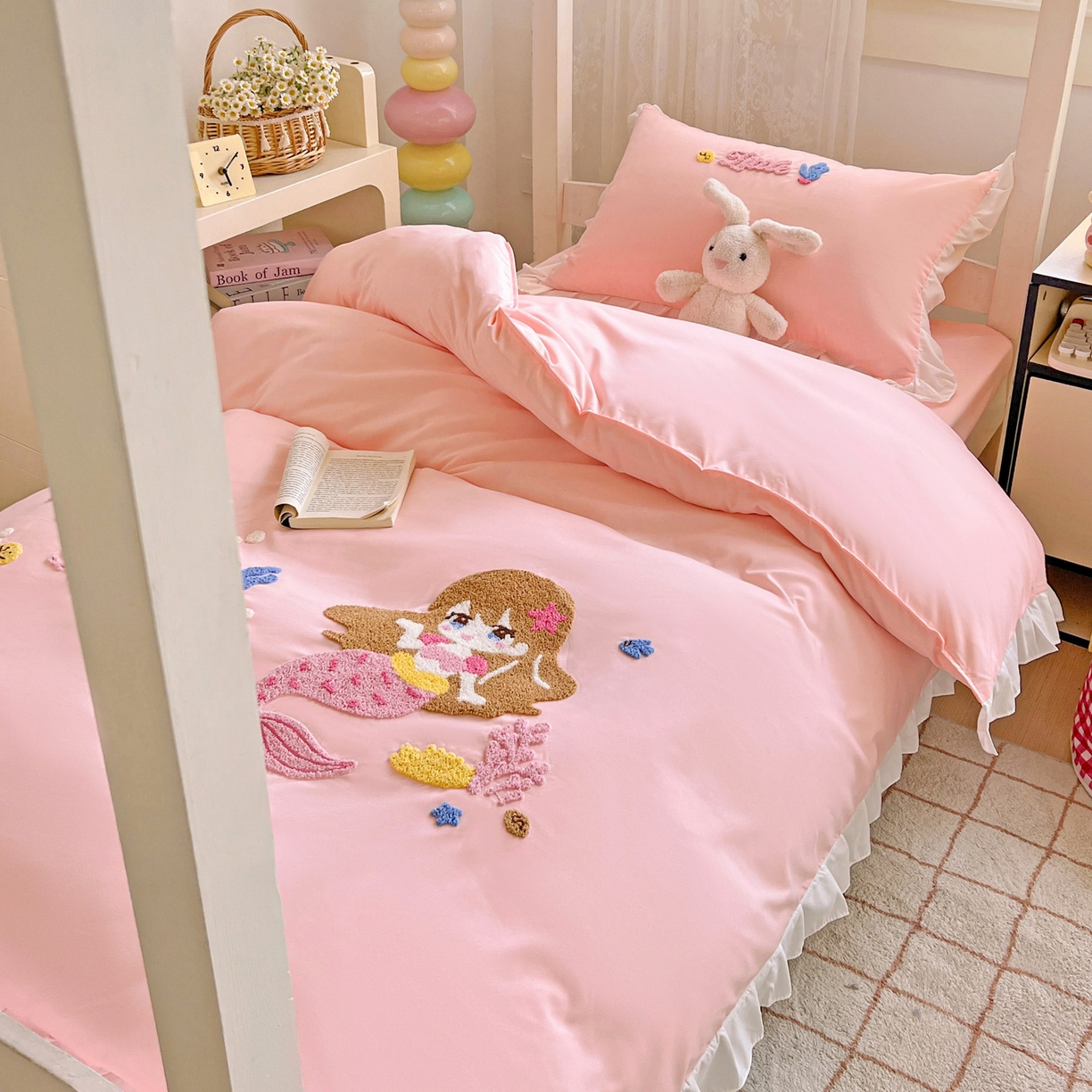 91家纺网 家纺一手货源 找家纺 雨菲家纺 2025新款学生季水洗棉毛巾绣花荷叶花边三件套四件套床单床笠款 美人鱼粉