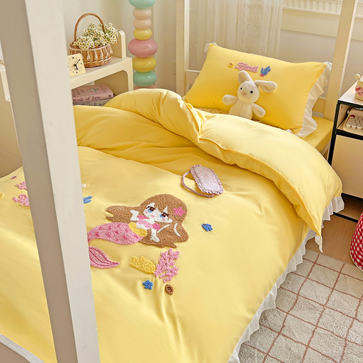 91家纺网 家纺一手货源 找家纺 雨菲家纺 2025新款学生季水洗棉毛巾绣花荷叶花边三件套四件套床单床笠款 美人鱼黄