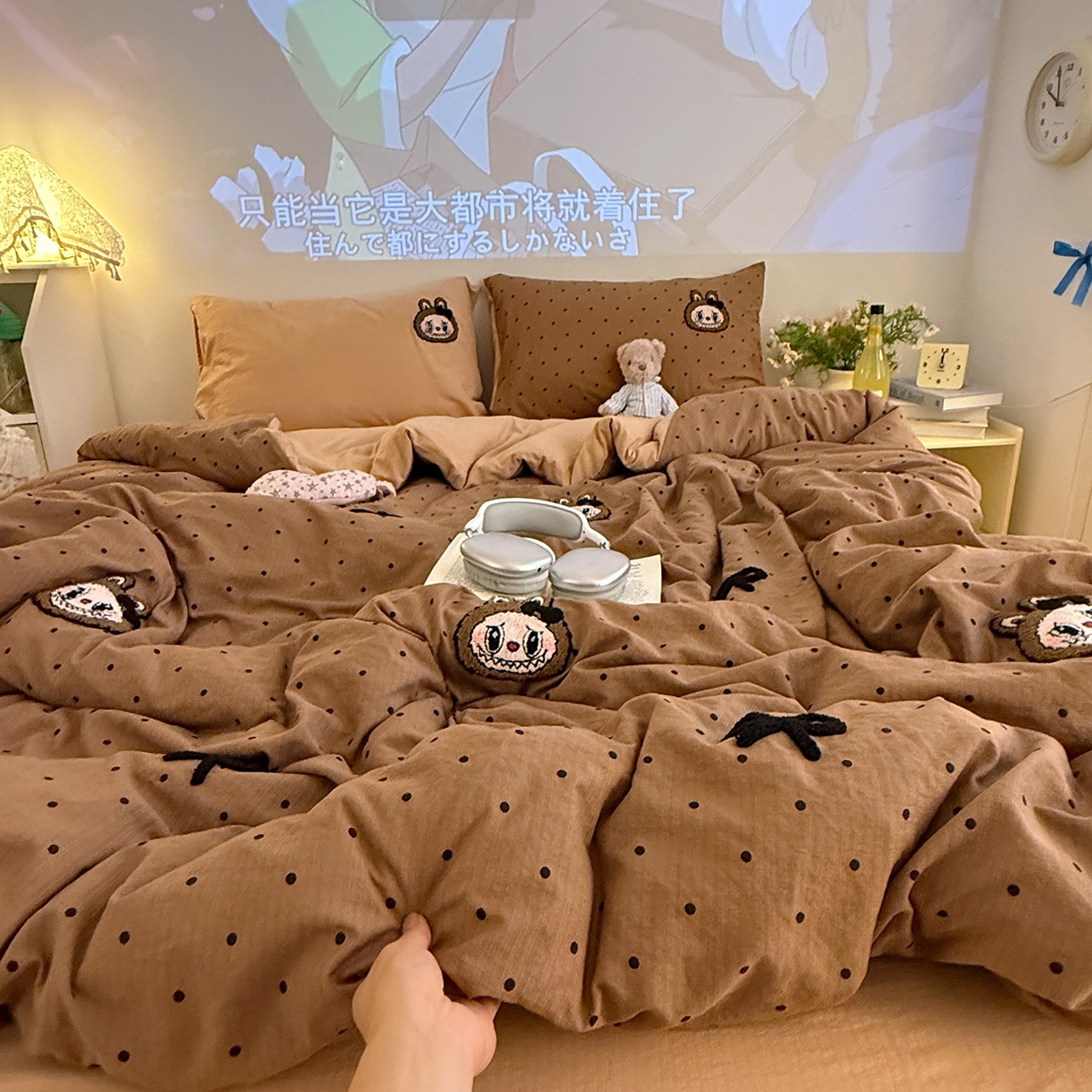 91家纺网 家纺一手货源 找家纺 罗亿家纺 2025新款云感双层纱卡通毛巾绣四件套（拉布布系列场景一） 蝴蝶结小布-咖色