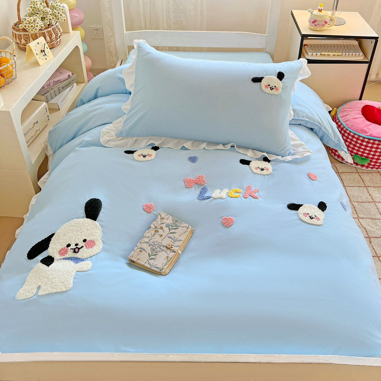 91家纺网 家纺一手货源 找家纺 雨菲家纺 2025新款学生季水洗棉毛巾绣花荷叶花边三件套四件套床单床笠款 开心狗蓝