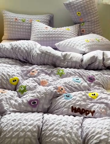 91家纺网 家纺一手货源 找家纺 千希家纺 2025新款高克重超柔泡泡纱毛巾绣泡芙精灵系列四件套 泡芙精灵-香芋紫