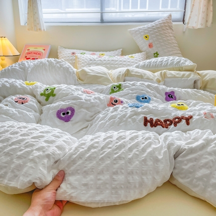 91家纺网 家纺一手货源 找家纺 （总）千希家纺 2025新款高克重超柔泡泡纱毛巾绣泡芙精灵系列四件套