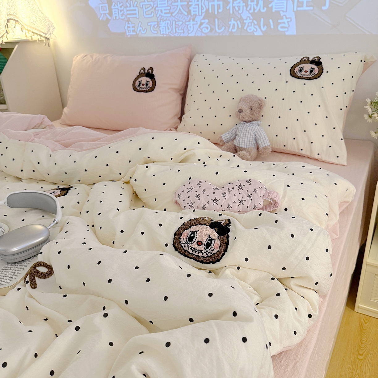 91家纺网 家纺一手货源 找家纺 罗亿家纺 2025新款云感双层纱卡通毛巾绣四件套（拉布布系列场景一） 蝴蝶结小布-粉玉