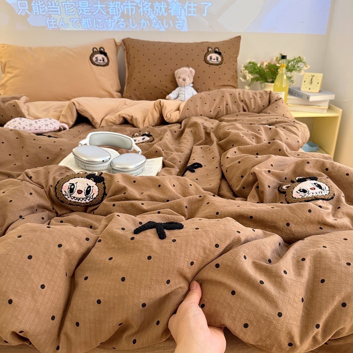 91家纺网 家纺一手货源 找家纺 罗亿家纺 2025新款云感双层纱卡通毛巾绣四件套（拉布布系列场景一） 蝴蝶结小布-咖色