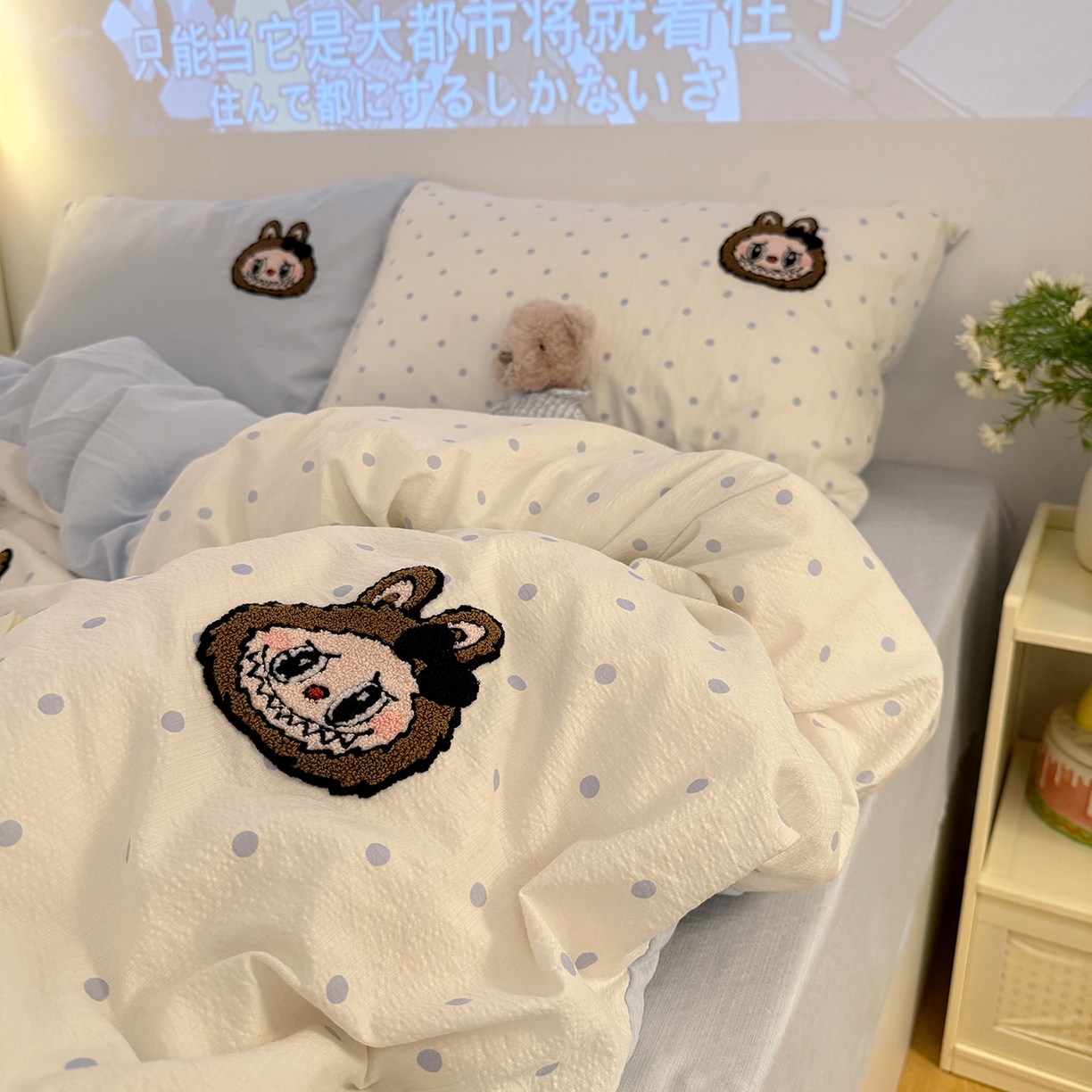 91家纺网 家纺一手货源 找家纺 罗亿家纺 2025新款云感双层纱卡通毛巾绣四件套（拉布布系列场景一） 蝴蝶结小布-奶蓝