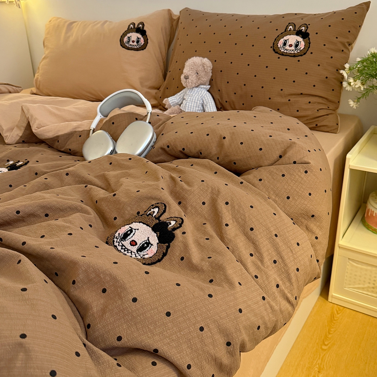 91家纺网 家纺一手货源 找家纺 罗亿家纺 2025新款云感双层纱卡通毛巾绣四件套（拉布布系列场景一） 蝴蝶结小布-咖色