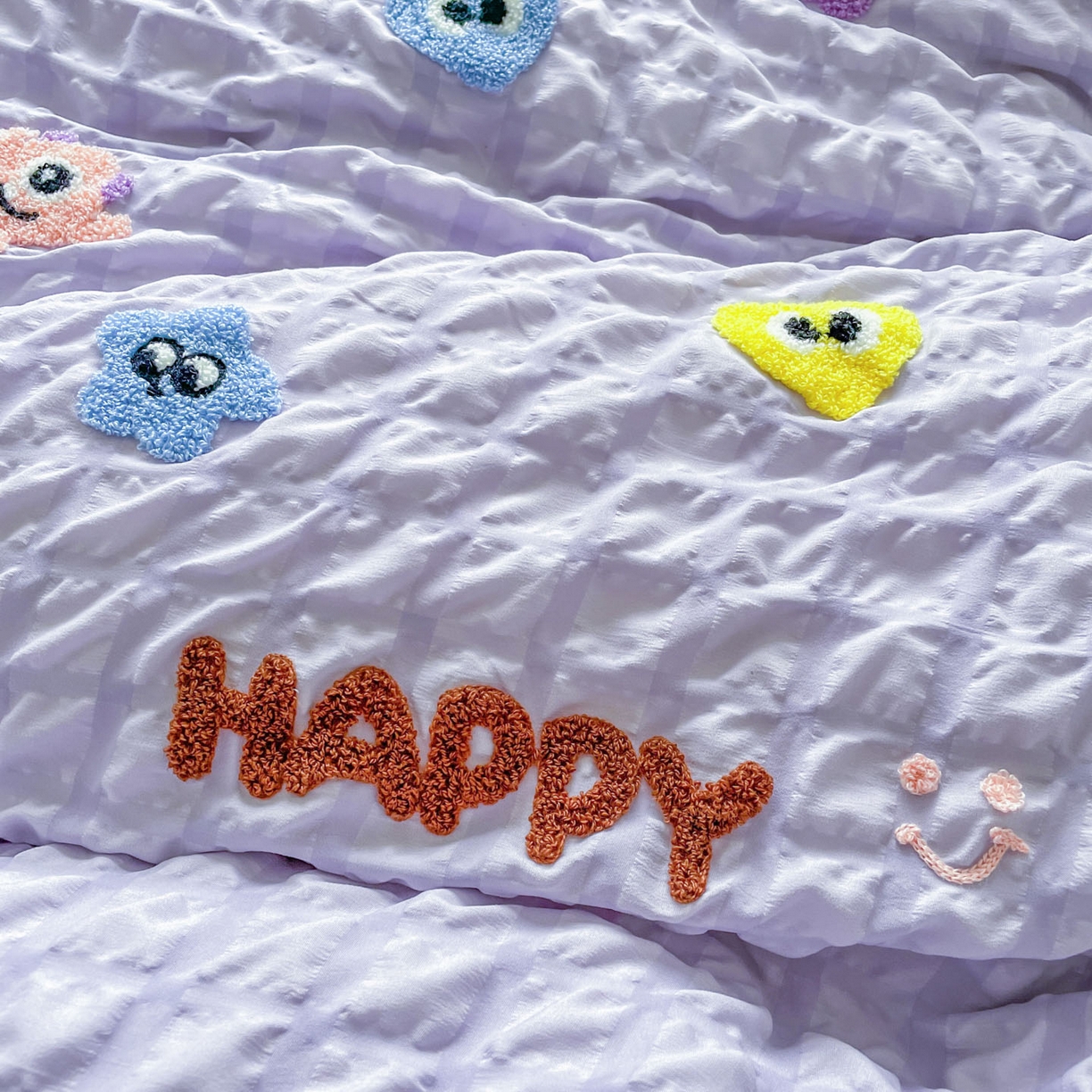 91家纺网 家纺一手货源 找家纺 千希家纺 2025新款高克重超柔泡泡纱毛巾绣泡芙精灵系列四件套 泡芙精灵-香芋紫