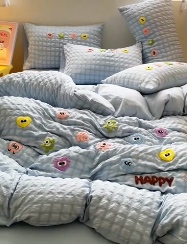 91家纺网 家纺一手货源 找家纺 千希家纺 2025新款高克重超柔泡泡纱毛巾绣泡芙精灵系列四件套 泡芙精灵-天空蓝