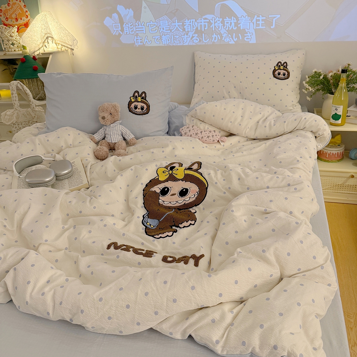 91家纺网 家纺一手货源 找家纺 罗亿家纺 2025新款云感双层纱卡通毛巾绣四件套（拉布布系列场景一） 可爱布布-蓝波点