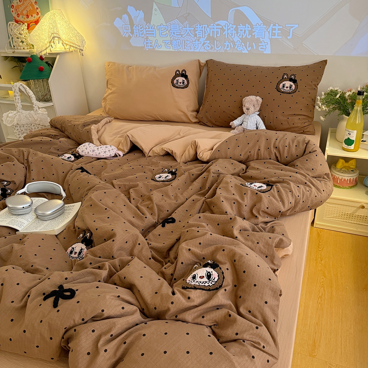 91家纺网 家纺一手货源 找家纺 罗亿家纺 2025新款云感双层纱卡通毛巾绣四件套（拉布布系列场景一） 蝴蝶结小布-咖色