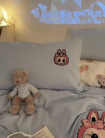 91家纺网 家纺一手货源 找家纺 罗亿家纺 2025新款云感双层纱卡通毛巾绣四件套（拉布布系列场景一） 可爱布布-蓝