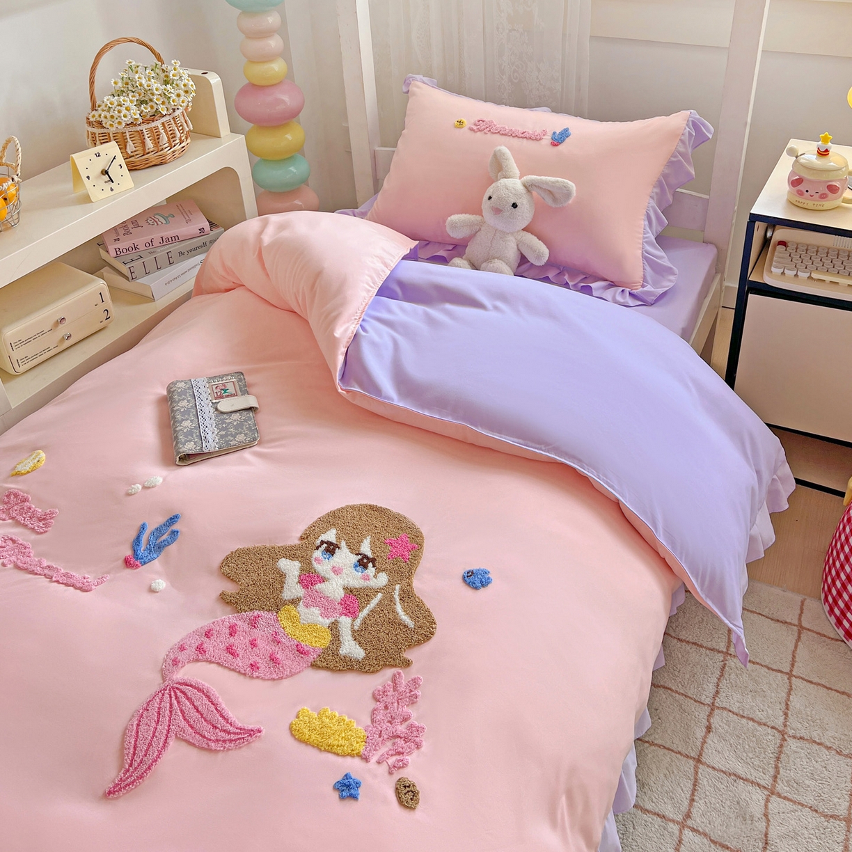 91家纺网 家纺一手货源 找家纺 雨菲家纺 2025新款学生季水洗棉毛巾绣花荷叶花边三件套四件套床单床笠款 美人鱼粉紫