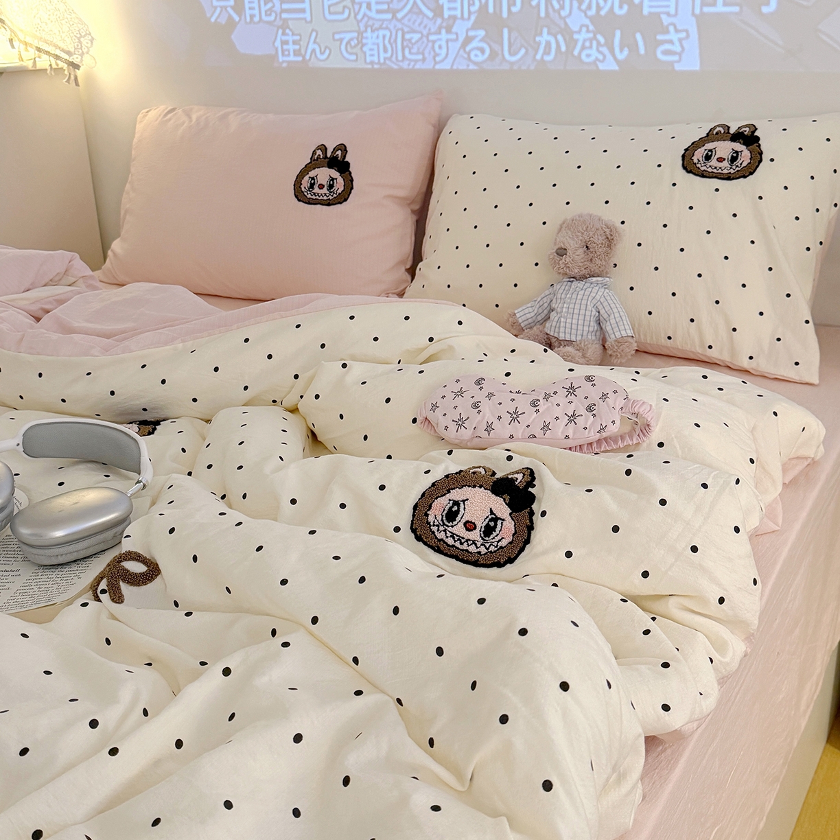 91家纺网 家纺一手货源 找家纺 罗亿家纺 2025新款云感双层纱卡通毛巾绣四件套（拉布布系列场景一） 蝴蝶结小布-粉玉