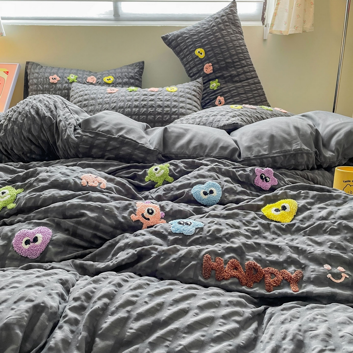 91家纺网 家纺一手货源 找家纺 千希家纺 2025新款高克重超柔泡泡纱毛巾绣泡芙精灵系列四件套 泡芙精灵-绅士灰