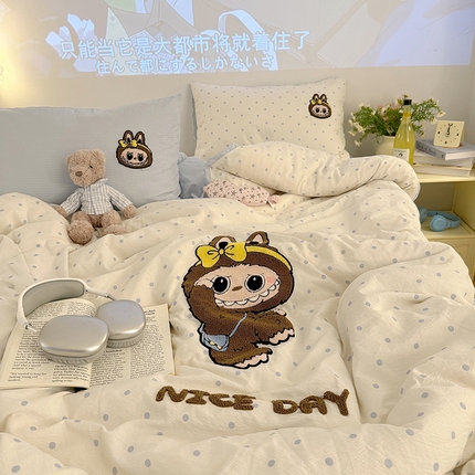 91家纺网 家纺一手货源 找家纺 （总）罗亿家纺 2025新款云感双层纱卡通毛巾绣四件套（拉布布系列场景一）